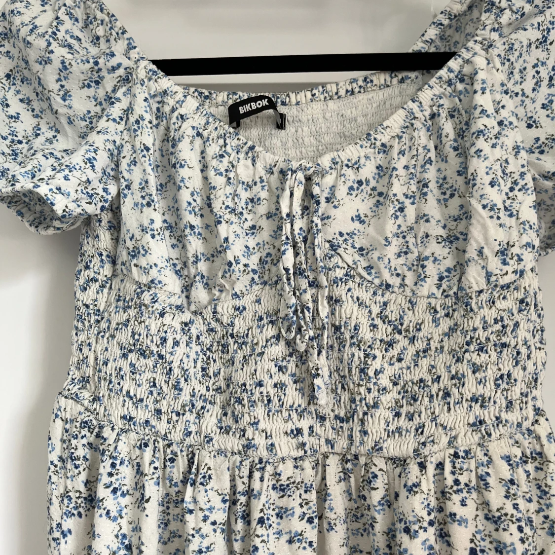 Blommig kort klänning - 91