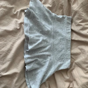 Fin kjol från Gina Tricot - Fin kjol men som hon kommit dåligt till användning, därför nyskick! Skriv privat vid frågor🤗❤️