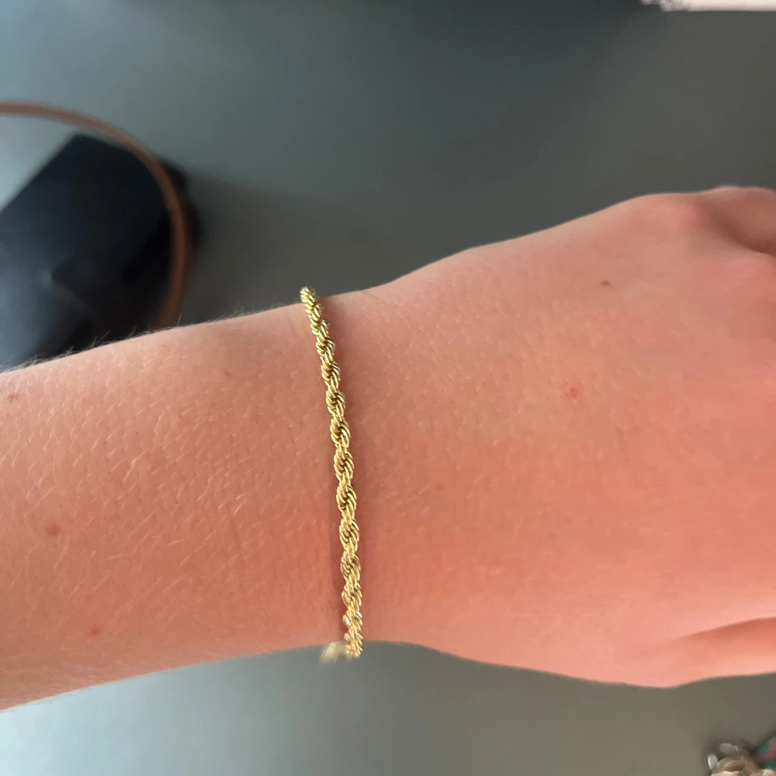 Guldigt märkes armband 