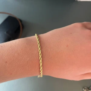 Guldigt märkes armband  - Fint, guldigt, basic armband  Jag har typ aldrig använt detta så de är fortfarande väldigt nytt och fräscht, samt en riktigt bra kvalite. Ord pris ca 150 kr eller mer.