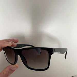 Prada solglasögon - Prada solglasögon med orginalfodral.  Använt dom x antal gånger i sommar och tycker dom är jävligt schyssta.  bara att höra av sig med funderingar.  