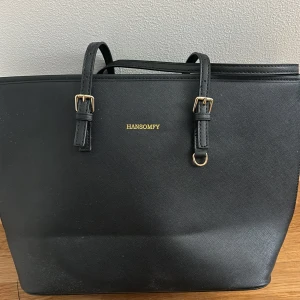 Stor svart väska  - En perfekt väska inför skolstart, oanvänd och i bra skick. Priset kan alltid diskuteras !!💕🙏