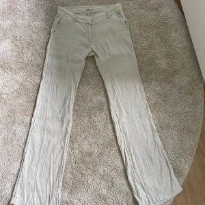 Beiga linnebyxor Nelly - Beiga linnebyxor ifrån Nelly i storlek 36. Använda en gång och är i ett mycket bra skick. 