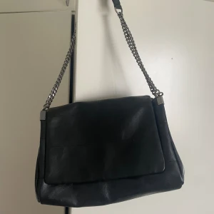 Svart väska med silver band - Detta är en väska från Zara som rymmer otroligt mycket saker, den har 3 fack och 1 litet fack. Den är i ett mycket bra skick! 💖meddela för fler bilder 