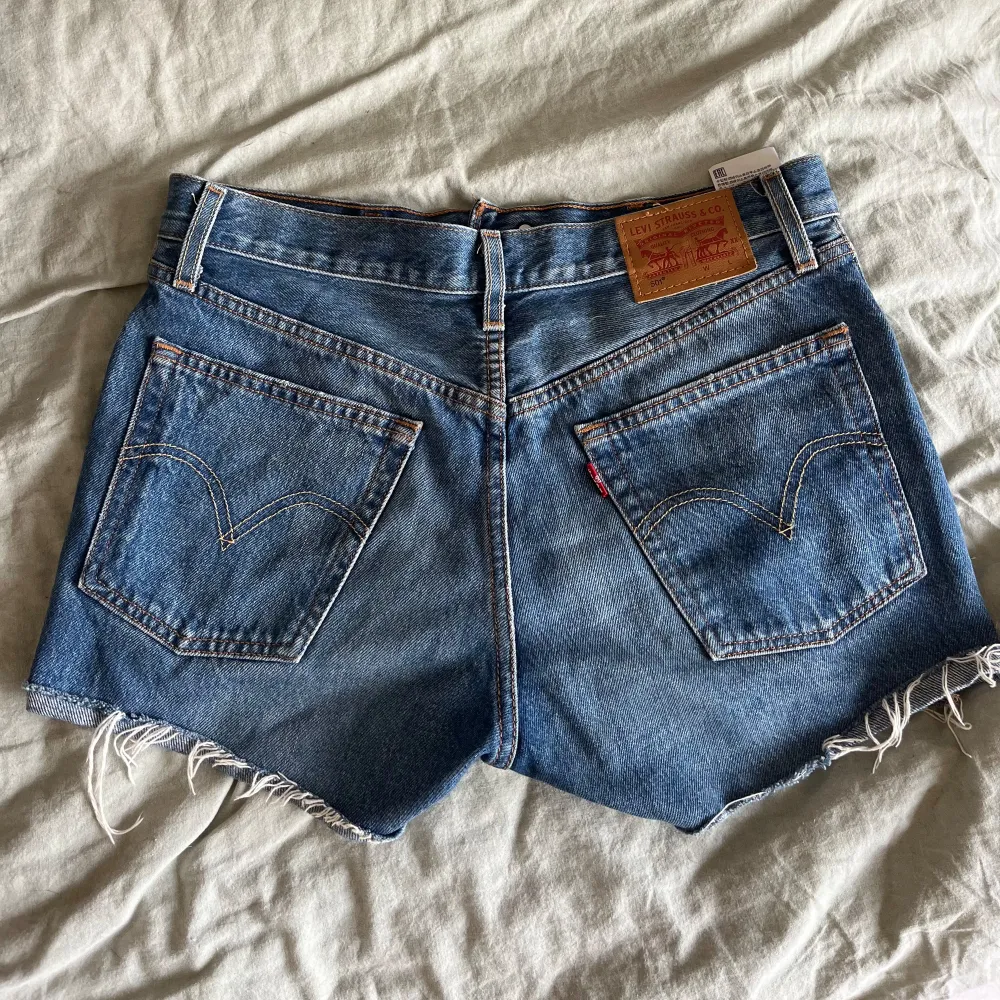 Jättesnygga levi’s shorts🤍 använt några gånger men dom är fortfarande i väldigt bra skick🤍 . Shorts.