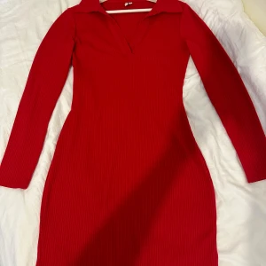 Röd klänning  - Röd lång ärmad kläning från Nelly 