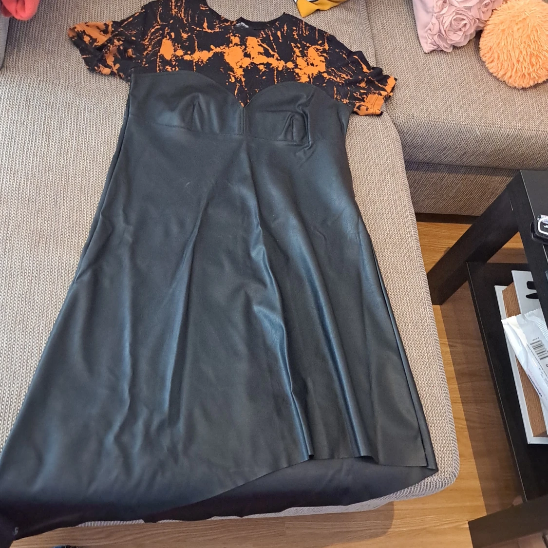Svart och orange klänning