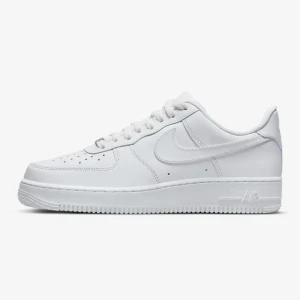 Airforce 1 - Airforce som jag knappt har använt. Köpte de för ca 1 år sen men har använt Max 20 gånger pågrund av att de är för stora för mig. Inga hål eller något fel. Kan gå ner till 500kr vid snabbaffär. Köparen står för frakten.