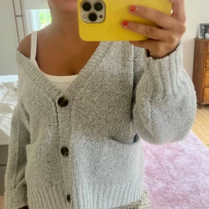 Stickad kofta - Grå stickad kofta med stora knappar