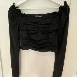 Långärmad Topp - Gullig topp från Shein som tyvärr blivit för liten för mig. Ganska kort i längden. 