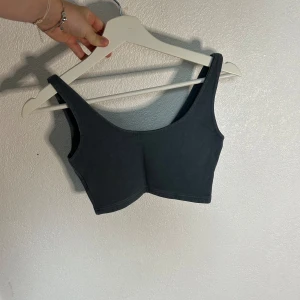 Svart ärmlös linnetopp - Säljer en snygg svart ärmlös topp i storlek S från Urban outfitters. Perfekt för sommaren eller träning. Toppen är tight och har en enkel design som passar till det mesta. 🥰