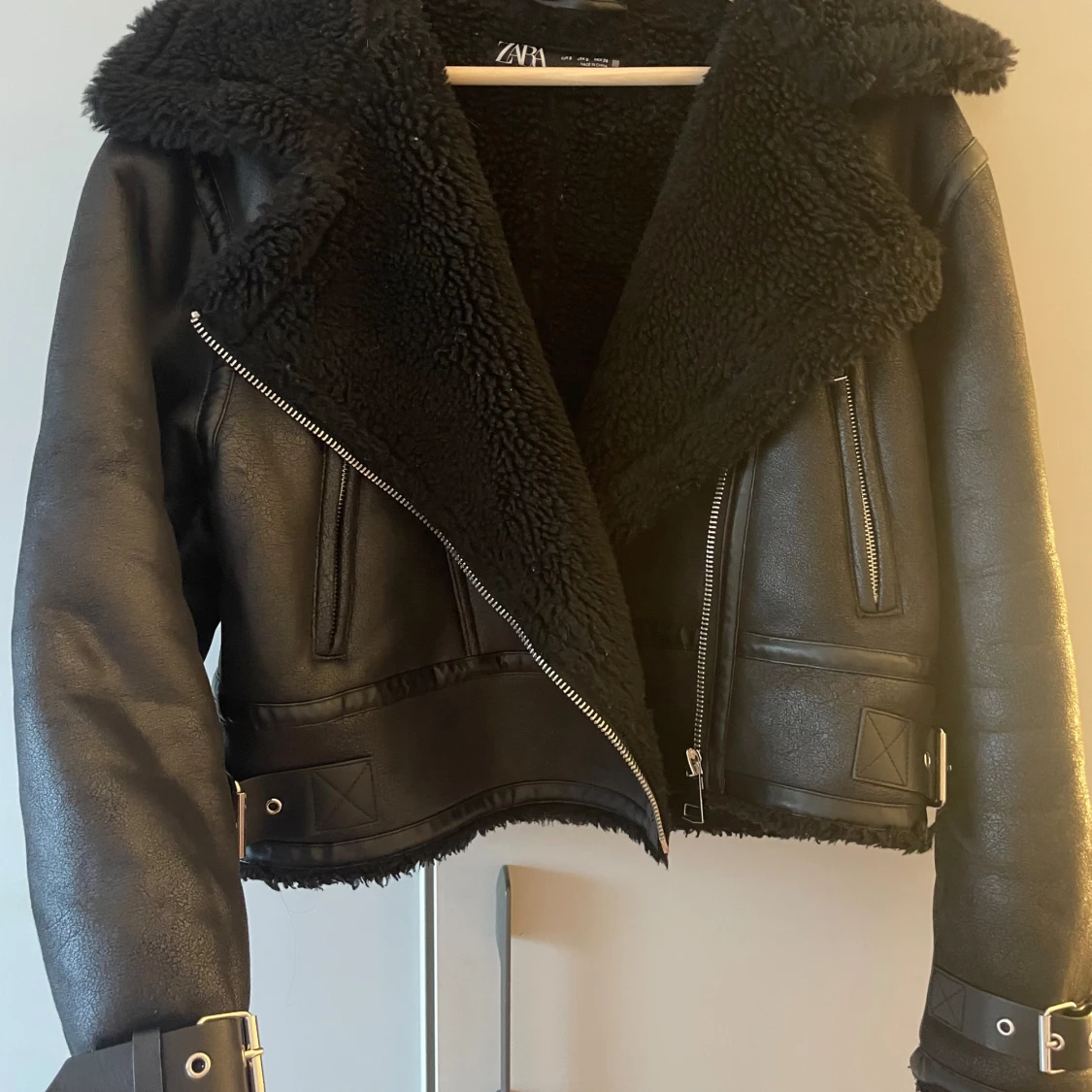 svart zara jacka - 90