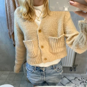 Stickad kofta  - Så fin stickad kofta från zara! Perfekt till hösten och passar till allt 💕