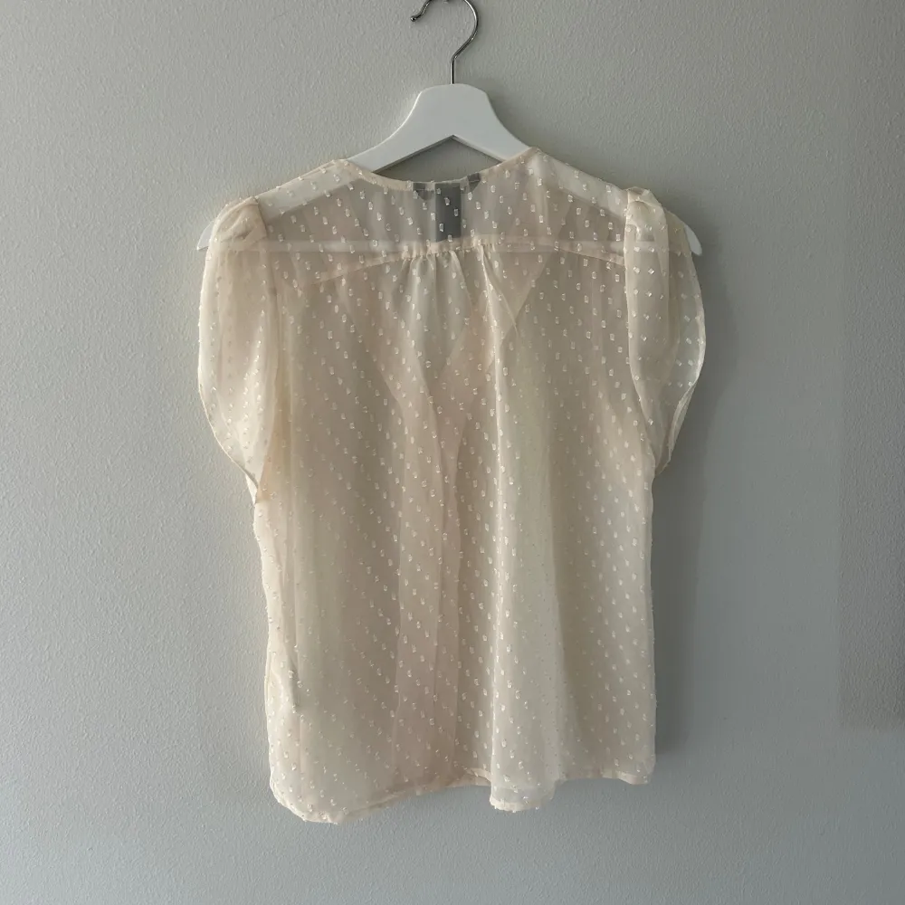 Festlig blus från hm. Bra skick då den inte kommit till användning. Strl S men passar även XS.. Puserot.