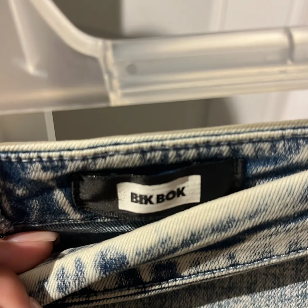 En blå jeanskjol från Bik Bok i storlek XS. Kjolen har en dragkedja bak och en tvättad denimlook.. Kjolar.