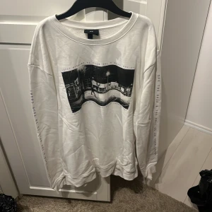 Vit sweatshirt  - Vit sweatshirt med tryck och lila text. Från H&M i storlek L.