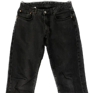 Svarta Vailent Jeans  - Säljer mina Svarta Vailent jeans för de blivit för små. 9/10skick då de har varken skador eller fläckar. Köpta på carlings för 650kr i storlek XS, kom privat vid funderingar! 😃