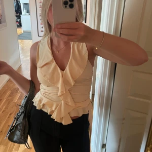 Topp  - Så snygg topp med volanger!! Sparsamt använd och i fint skick ❤️‍🔥❤️‍🔥