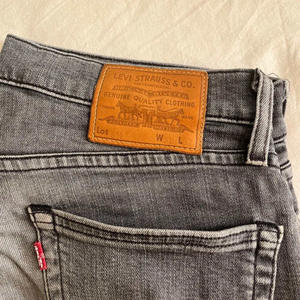 Levi’s jeans 511 i färgen grå. Storlek 31/32. Sitter möjligen rakare än vanliga 511or. Fint skick, nypris 1099, köp för endast 349kr. Jeans & Byxor.