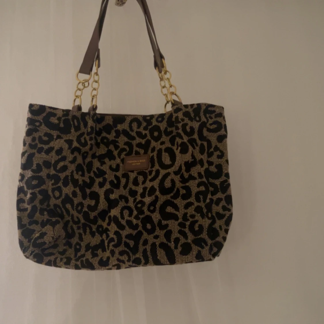 Leopardmönstrad shoppingväska med kedjedetaljer