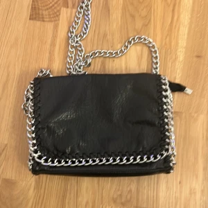 Tiamo väska  - Köpt för 2 år sedan, ganska bra skick bara lite rosé färgad på dragkedjan! Nypris 500-800 tror jag! Skriv till mig vid frågor!💞❤️