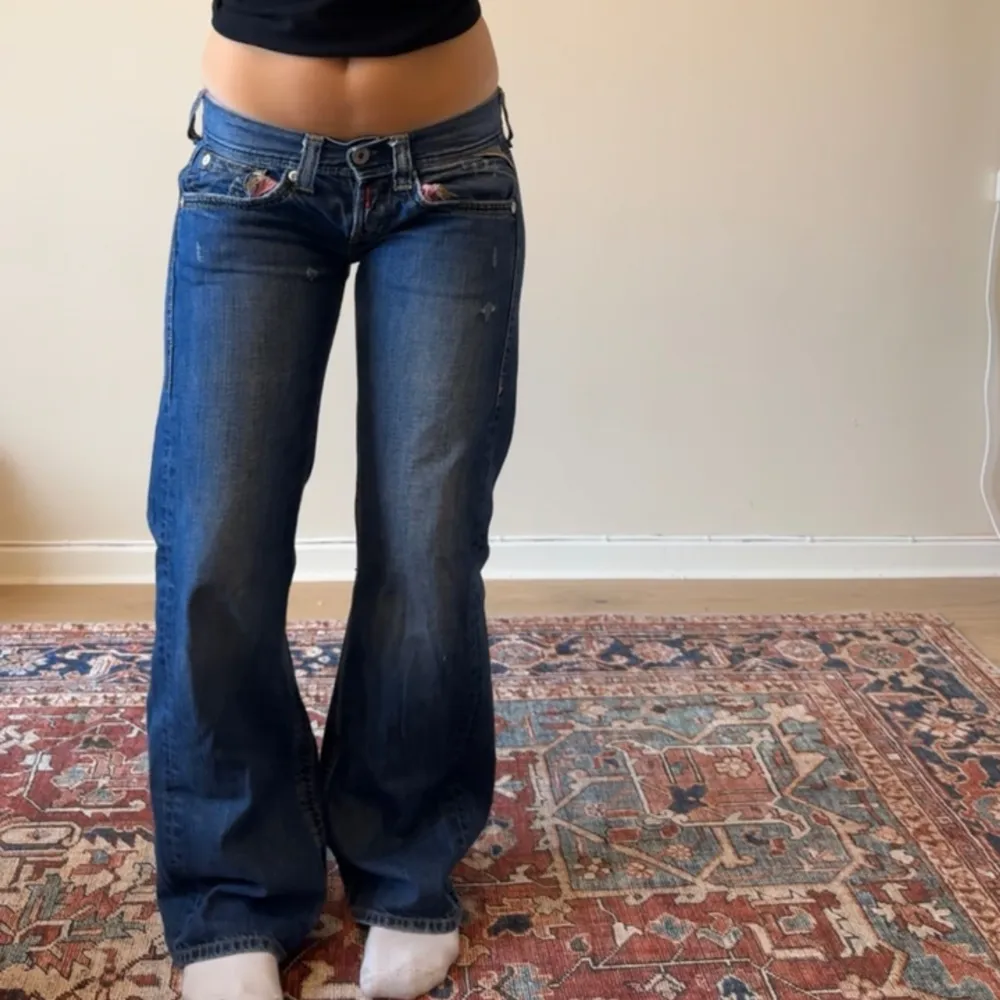 Så snygga lågmidjade vintage replay jeans. Midjemåttet är ca 80cm och innerbenslängden är ca 79cm. . Jeans & Byxor.