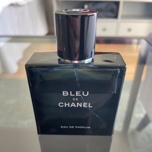 Bleu de Chanel  - Bleu de Chanel Eau de parfum 50ml Lite mer en halva kvar Nypris 1 175kr på chanels hemsida