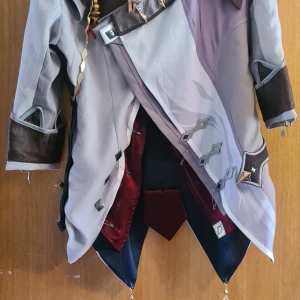 Childe/Tartaglia cosplay - Säljer min Tartaglia/Childe cosplay som jag köpte från DokiDoki Cosplay. Mycket bra kvalité, fina detaljer och alla delar inkluderas + batterier till the vision Aldrig använd  Köpte i storlek L (asian size) och passar en S/M