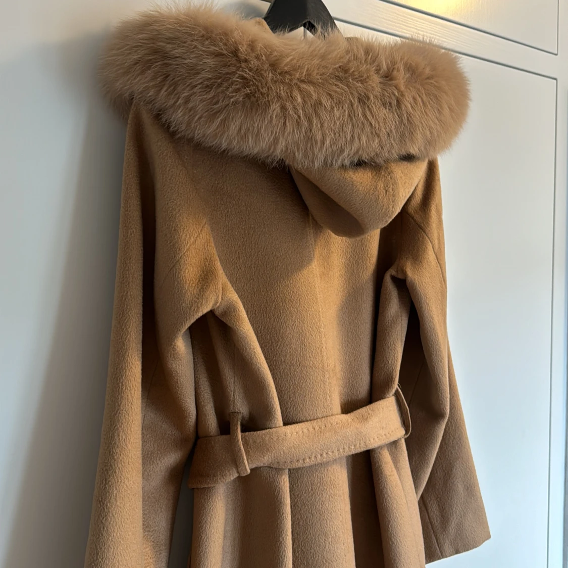 Beige kappa med pälsdetaljer - 91