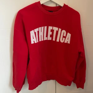 collegetröja med tryck - Fin röd färg med vitt tryck, oversized collegetröja