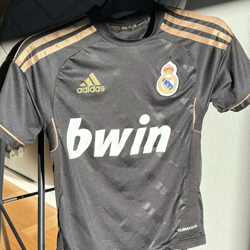 Real Madrid tröja, svart, Ronaldo nr. 7 på ryggen, adidas. Sportswear.