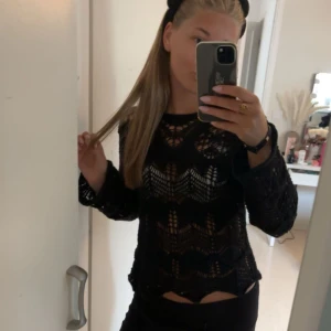 Zara tröja - Säljer denna svarta virkade tröja från zara, köpt i vintras och har använts men i bra skick, armarna är lite utsvängda ner till vilket är en väldigt fin detalj.💕