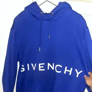 Säljer nu min givenchy hoodie vid ett väldigt bra skick. För mer information är de bara att höra av sig till mig.