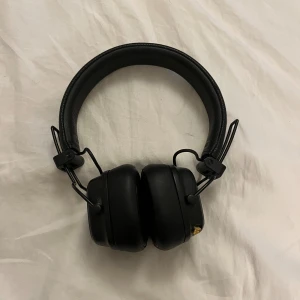 Marshall trådlösa hörlurar  - Marshall trådlösa hörlurar i jättebra skick, använd fåtal gånger. Box, instruktioner, laddare och sladd du kan koppla in till telefonen följer med☺️