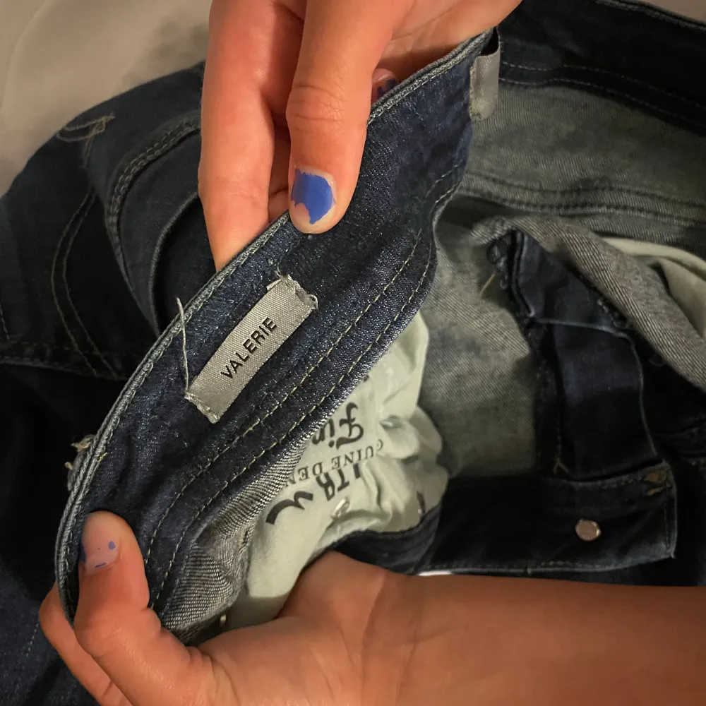 Ltb jeans lowwaist bootcut i modellen valerie. Storlek w29 l32. Köpta här på Plick men i väldigt fint skick. Säljer pga att dom har alldeles för stora för mig, som syns på bilden. Köpte dom för 400kr + frakt. Nypriset är 869 kr. Skicka vid frågor!💕. Jeans & Byxor.