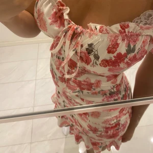 Sommar klänning  - Gullig rosa sommar klänning. Använts endast 1 gång. I storlek xs. 💖