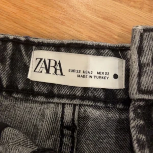 Medelhög midja, jeansshorts - Bra skick