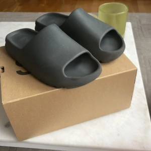 Adidas yezzy slide - Ett par yezzy slides onyx i fint skick strl 47 men passar 45, 46. Köpt på adidas confirmed vid drop och kvitto kan visas vid efterfrågan. Pris är diskuterbart.