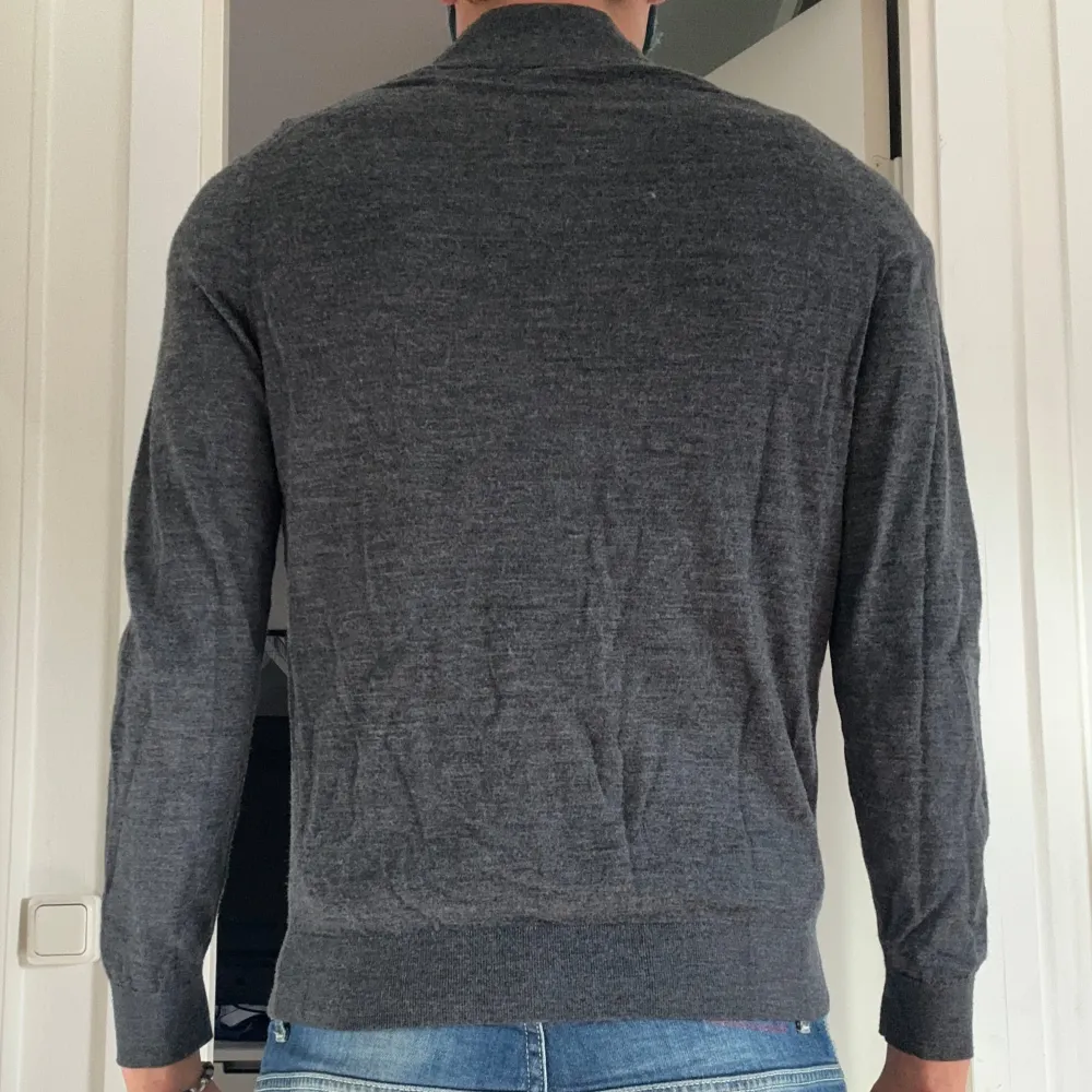 Säljer nu en halfzip från Massimo dutti. Storleken är M och skicket är 10/10 aldrig använd. Den är lite mindre i storleken så passar även S. Säljes för endast 349kr. skriv vid frågor eller funderingar. :). Tröjor & Koftor.