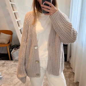 HM ull kofta - Säljer denna ljuslila ull kofta från H&M i wool blend. Koftan är i fint skick!🫶