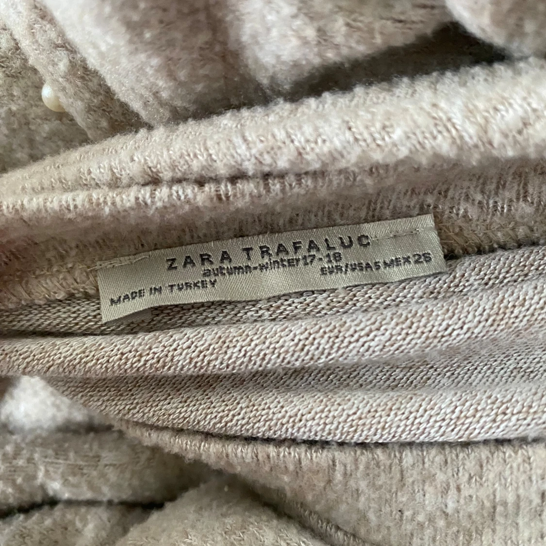 En beige tröja med pärlor - 92