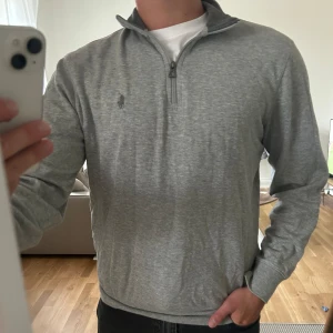 Ralph Lauren Zip tröja - Grå half zip från Ralph Lauren, i ett väldigt bra skick! 