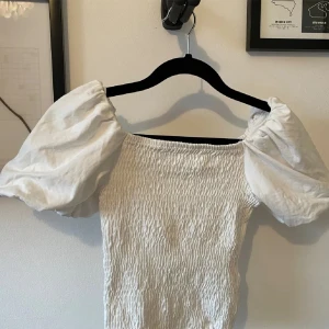 Supersöt topp 🤍🤍 - Topp med puffärmar ifrån GinaTricot i jättebra skick 🩵