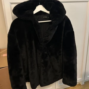 Pälsjacka - Jättefin fusk pälsjacka från Zara! Storlek Xs. I jättefint skick.  Jackan stängs med tre knappar. Den har luva och två fickor🩷