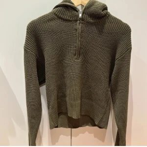 Grön sticka tröja  - Nu säljer jag min fina stickade gröna tröja från monki. Säljer den på grund att den inte kommer till användning längre💚