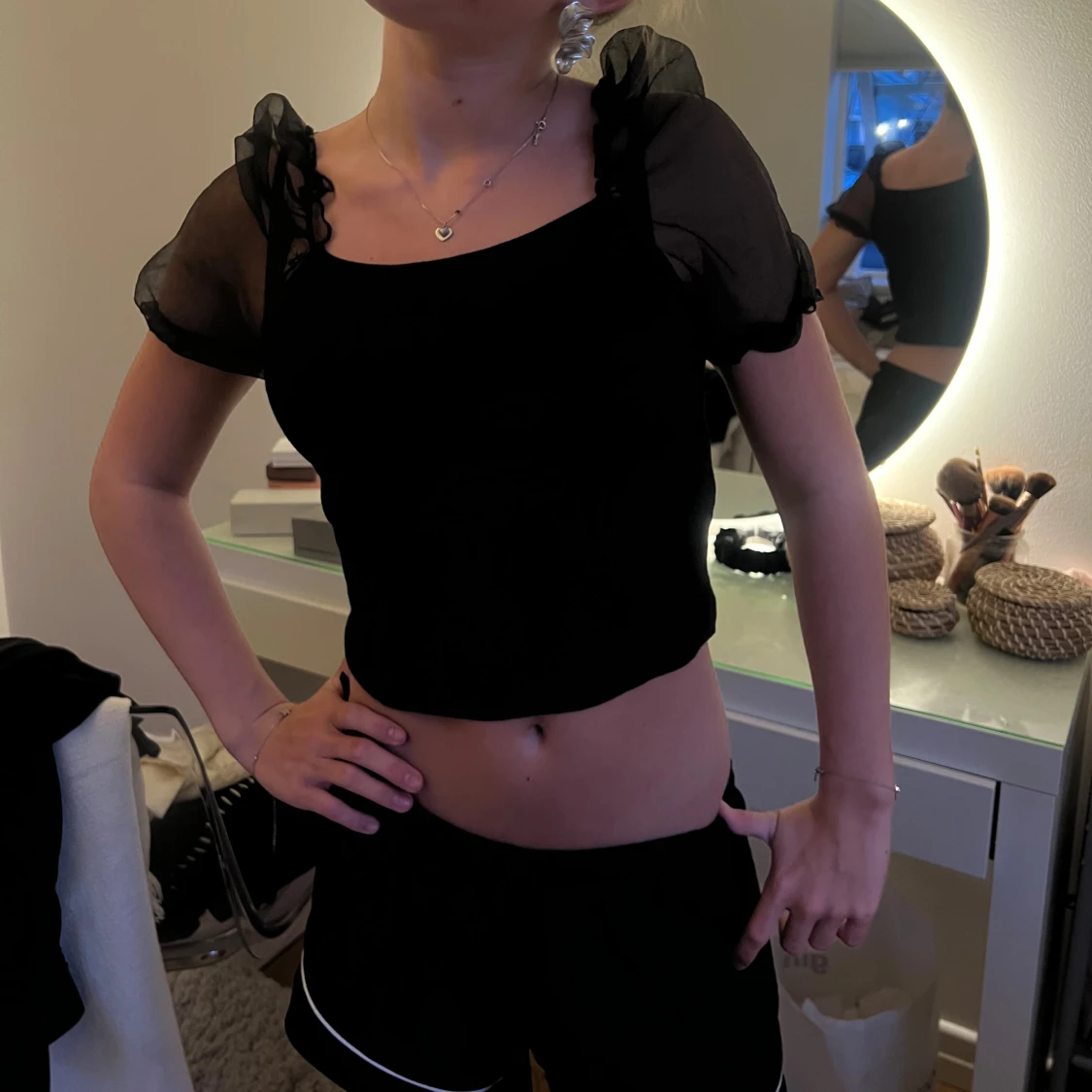 Svart topp med puffärmar från Diamant Rose