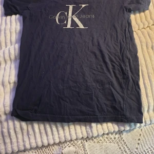 Calvin klein t shirt  - Snygg calvin Klein T-shirt, väl använd, vet inte storleken men kanske S
