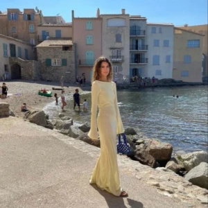 Ljusgul långklänning med öppen rygg - Superfin ljusgul långklänning från Hanna Schönbergs kollektion med nakd. Storlek XS, men passar S. Strandklännong med öppen rygg och långa ärmar. Perfekt för fest eller en dag på stranden 💛