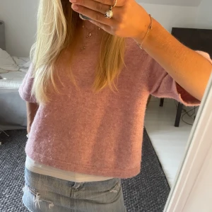&other stories tröja - Sviiiin snygg &other stories tröja som tyvärr ej kmr till användning längre💗😙