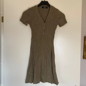 Khaki klänning - Tajt khakigrön klänning i mjukt stretchigt tyg💚